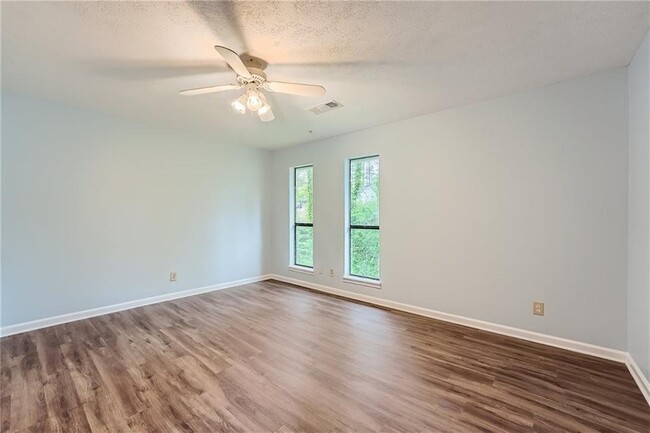 Building Photo - 3020 Woodland Dr NW