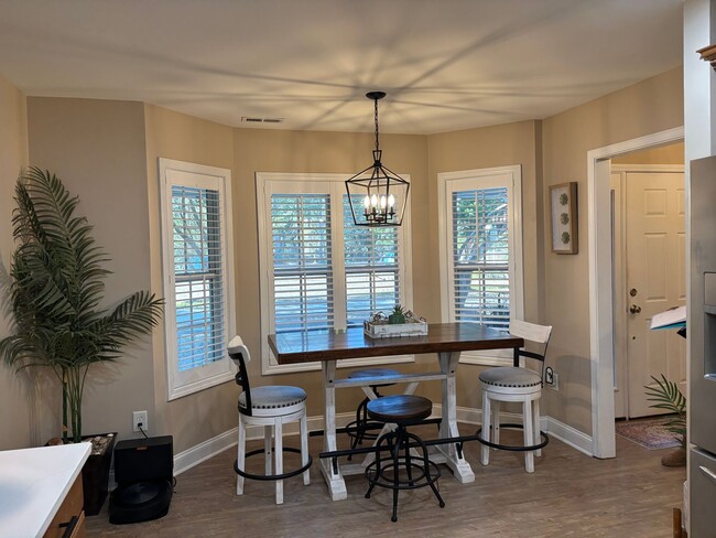 Building Photo - Gorgeous Furnished home in Morehead City!