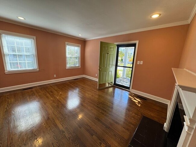 Building Photo - Medical District Location, Fenced Yard, an...