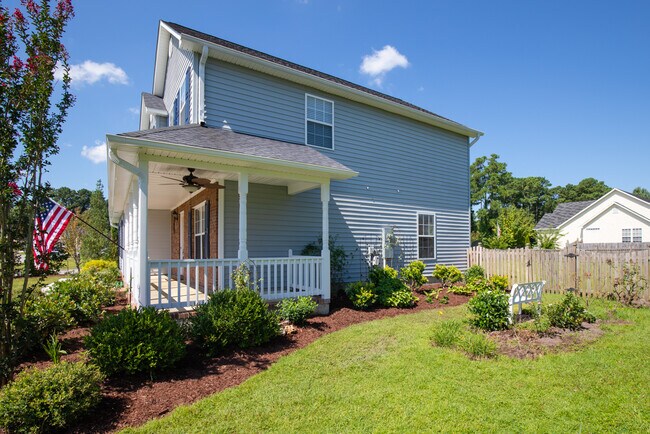 Building Photo - 4 Bedroom 2 Bath