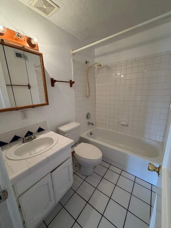 Building Photo - 2842 Solano Dr NE