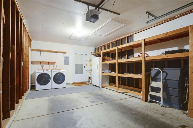 Building Photo - Great Home in Secure Complex