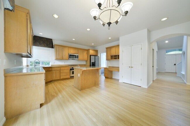 Building Photo - Nice 5 Bed / 2.5 bath house for rent in Kenmore.