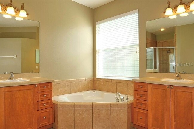 Building Photo - 4906 E Lake Cove Blvd