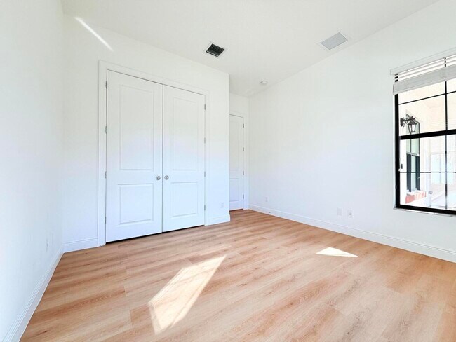 Building Photo - 2074 Dickens Terrace