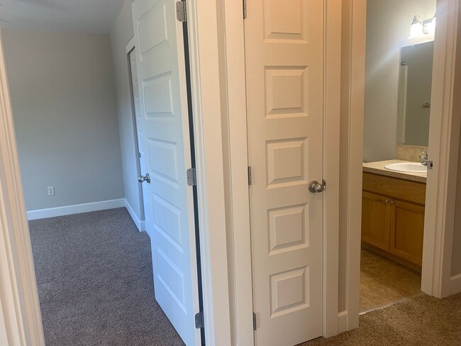 Building Photo - Townhome in Highly desired  Camas -Lacamas...