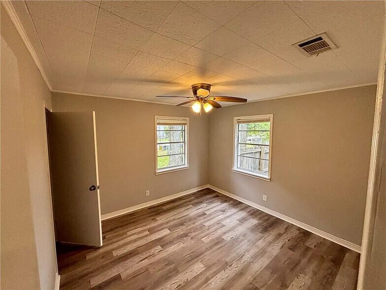 Building Photo - 466 Pinehill Dr