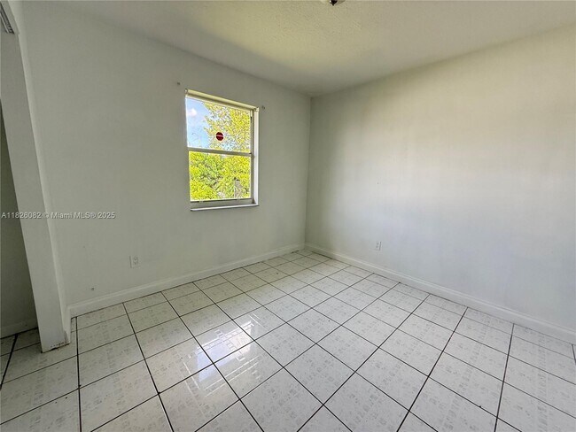 Building Photo - 548 SW 17th Ave