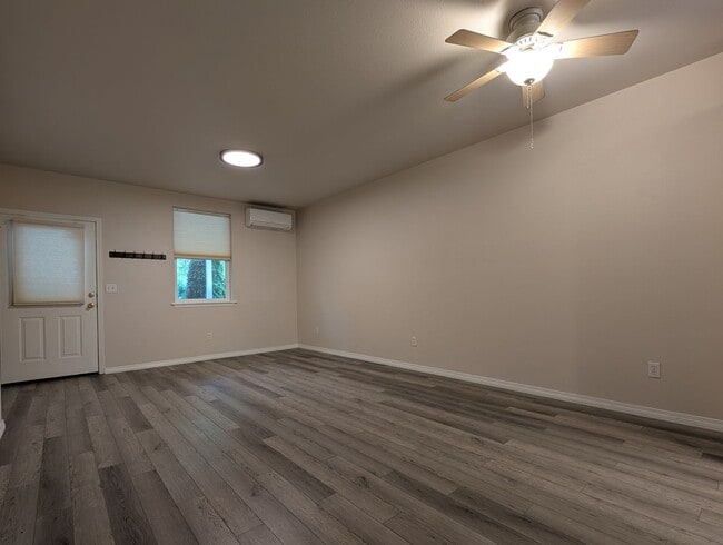 Building Photo - 3 Bedroom, 2 Bath Home Close To Skinner Butte!