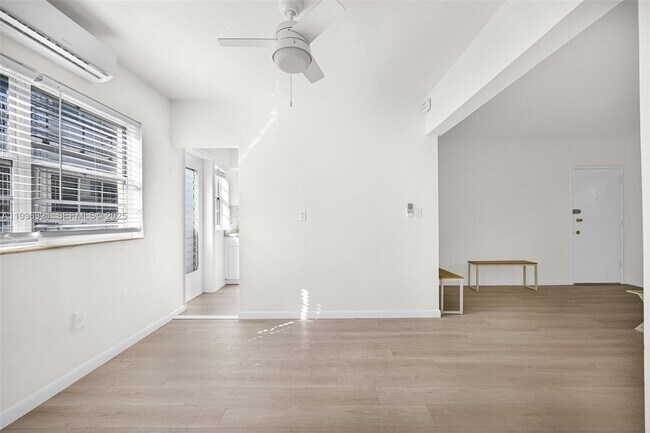 Building Photo - 4730 Pine Tree Dr