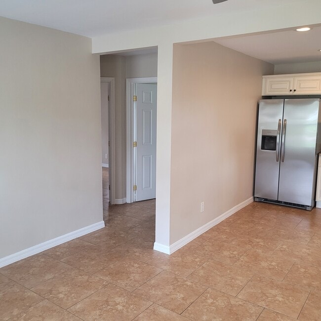 Building Photo - 1824 Beachwood Dr