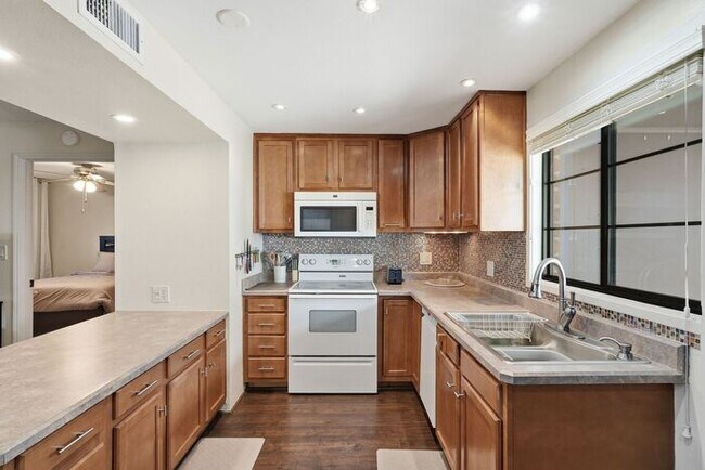 Building Photo - Charming Furnished, 55+ Community in Green Valley!