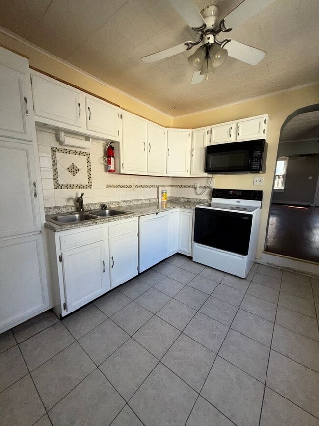 Building Photo - Beautiful Columbia 3 BR for Immediate Move in