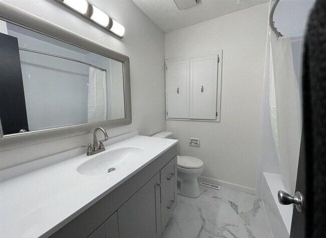 Building Photo - Spacious Tri-Level Home With Modern Upgrad...