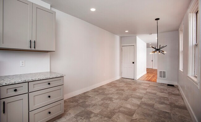 Building Photo - 333 S Ann St