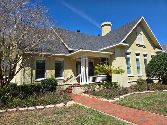 Building Photo - 3-bedroom, 2-bathroom cottage-style villa in Savanna Pointe