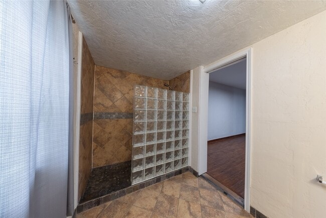 Building Photo - 1229 W 21st St