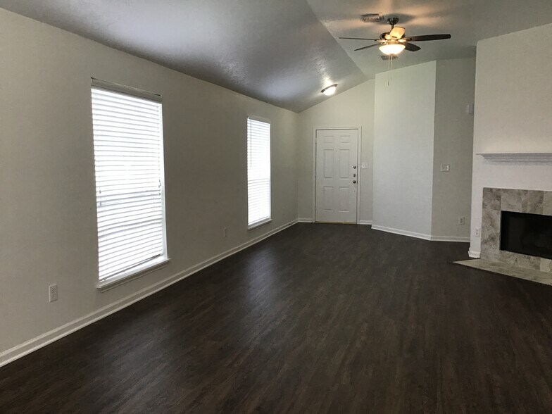 Building Photo - 327 Leisure Ln