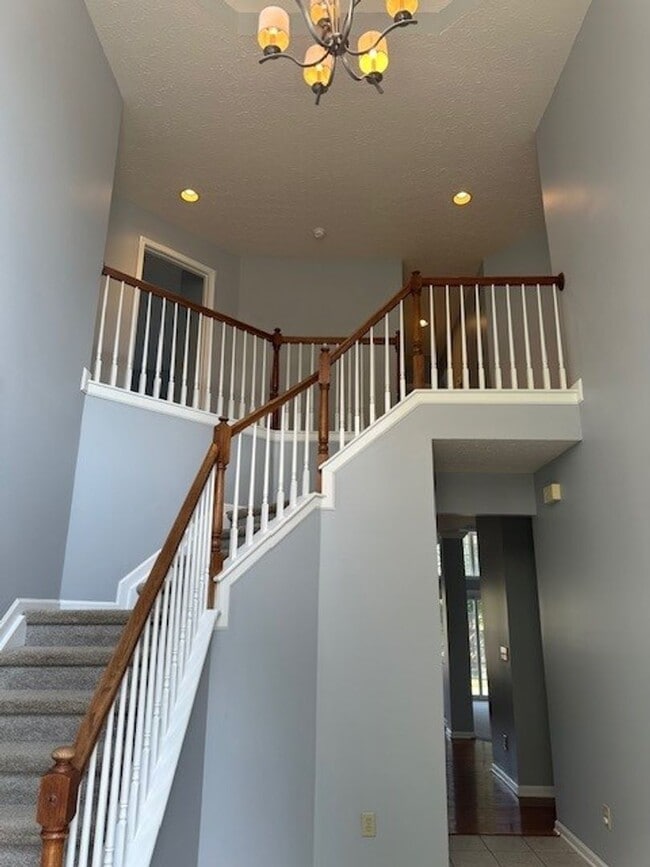 Building Photo - Lovely, Spacious 4 BR House! Vaulted Ceili...