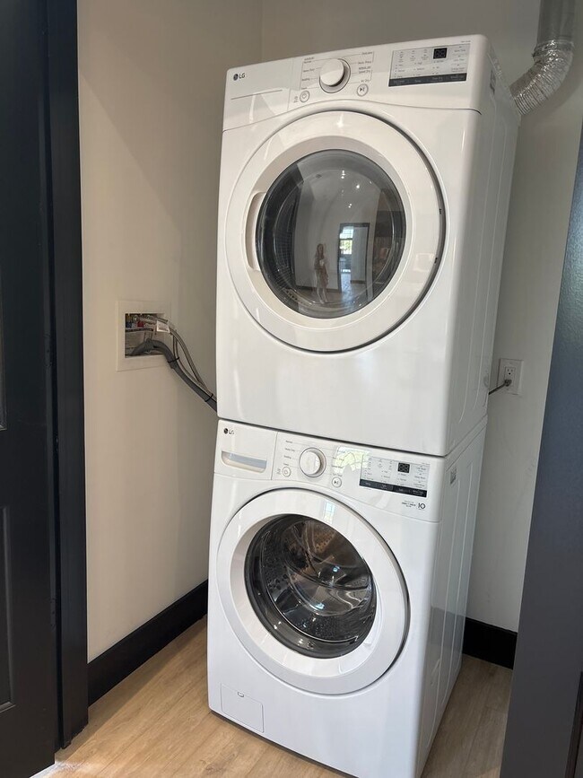 Building Photo - Comfort Meets Convenience – 2-Bedroom Apar...