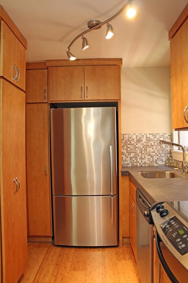 Building Photo - 1829 NW Lovejoy St