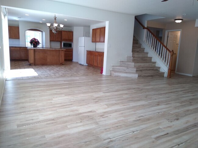 Building Photo - Massive and Expansive 5 Bedroom Green Vall...