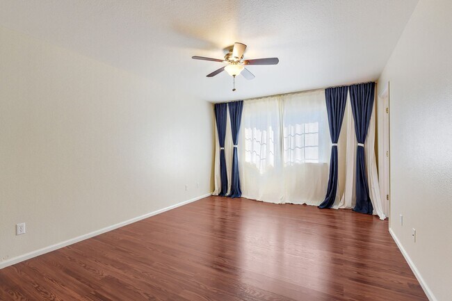 Building Photo - Evolve Real Estate: Beautiful 5 Bedroom Home in HIGHLANDS RANCH - Available NOW!