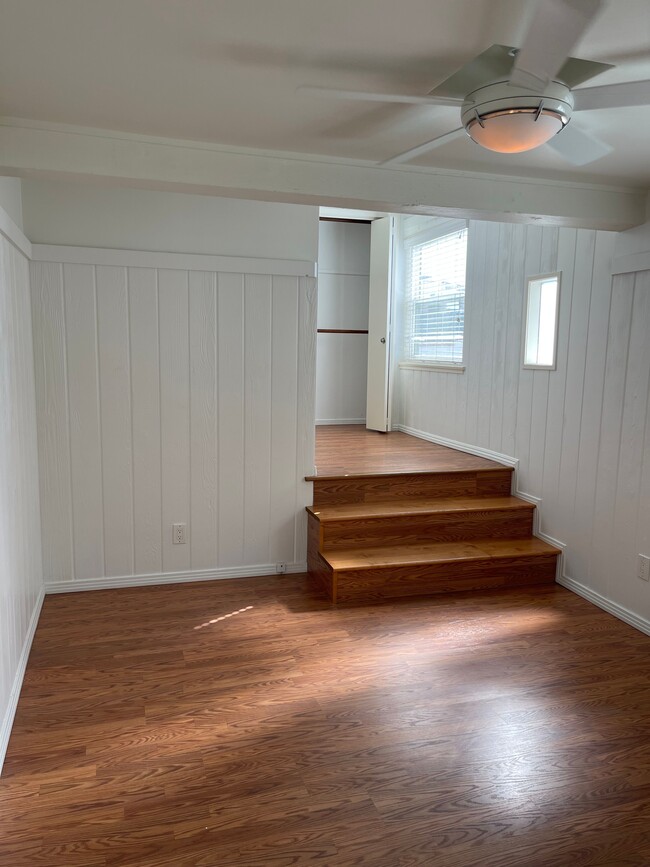Building Photo - 218 35th Pl