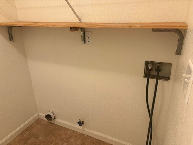 Building Photo - 4 Bedroom/2 Bath Home in the Northwest - $2395 Per Month!