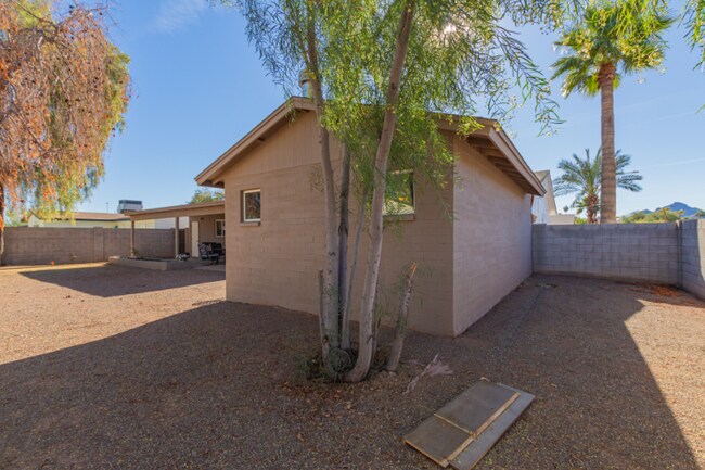 Building Photo - 3232 E Poinsettia Dr