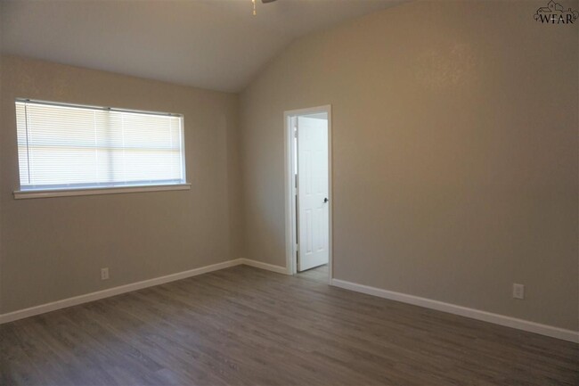 Building Photo - 1112 Lisa Ln