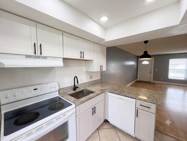Building Photo - 72 Las Brisas Way