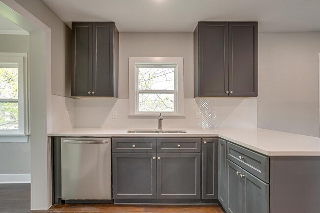 Building Photo - Beautifully Remodelled 1922 Home- Duplex- ...