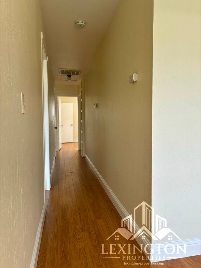 Building Photo - Wonderful, 3BD/2BA, Home off Bell St. and ...