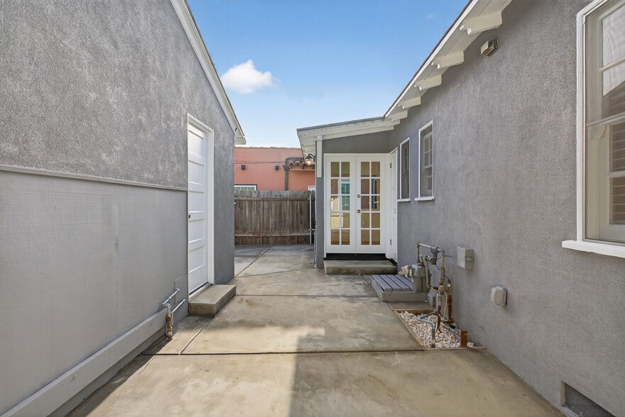 Building Photo - 242 Claremont Ave