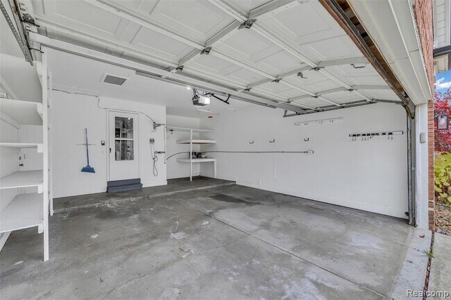 Building Photo - 45077 Roundview Dr