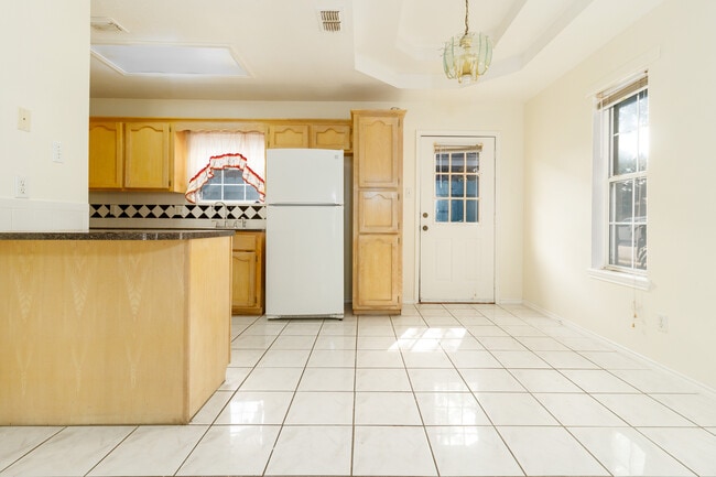 Building Photo - 1107 Stonehaven Blvd