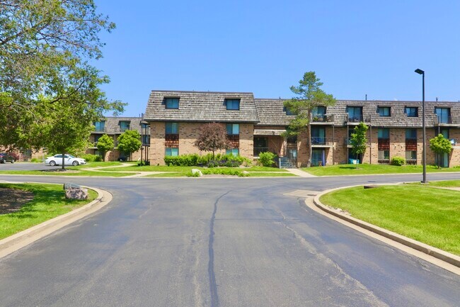 Building Photo - 12 Oak Creek Dr