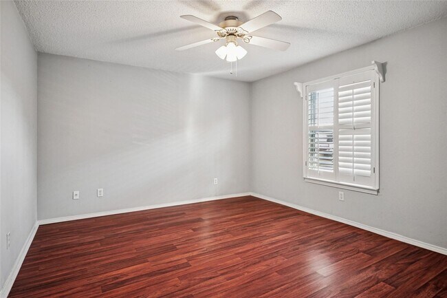 Building Photo - 6037 Sandhurst Ln