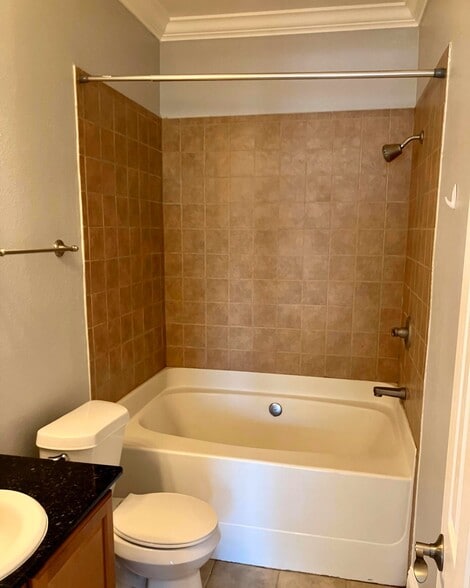 Oversized master bathtub - 1338 Tropical Cv