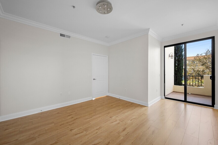 Building Photo - 6938 Laurel Canyon Blvd