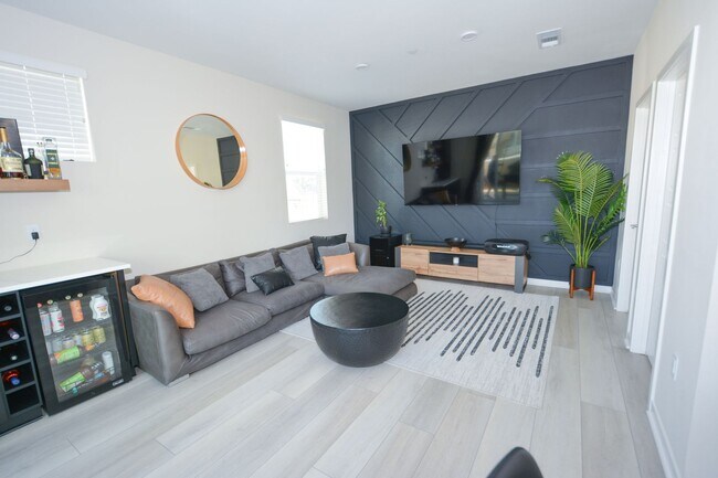 Building Photo - 3BED/4BATH Townhome in Oxnard