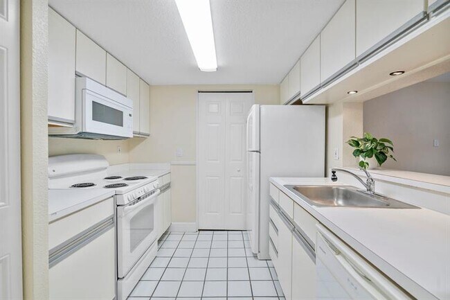 Building Photo - 9899 Westview Dr