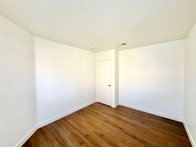 Building Photo - 4 Bedroom 3 Bathroom Cul-de-sac Home with Huge Backyard