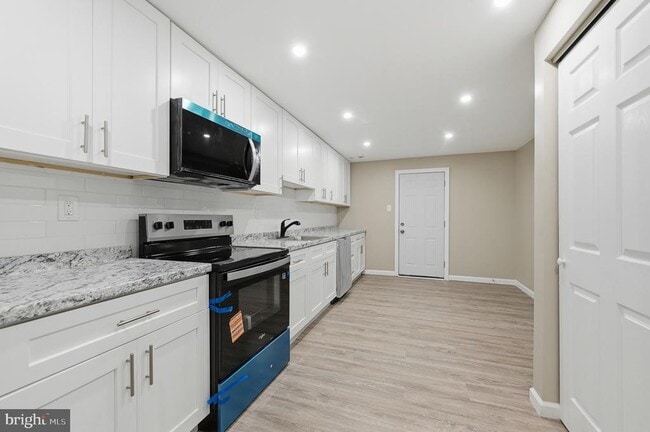 Building Photo - 667 S Broadway