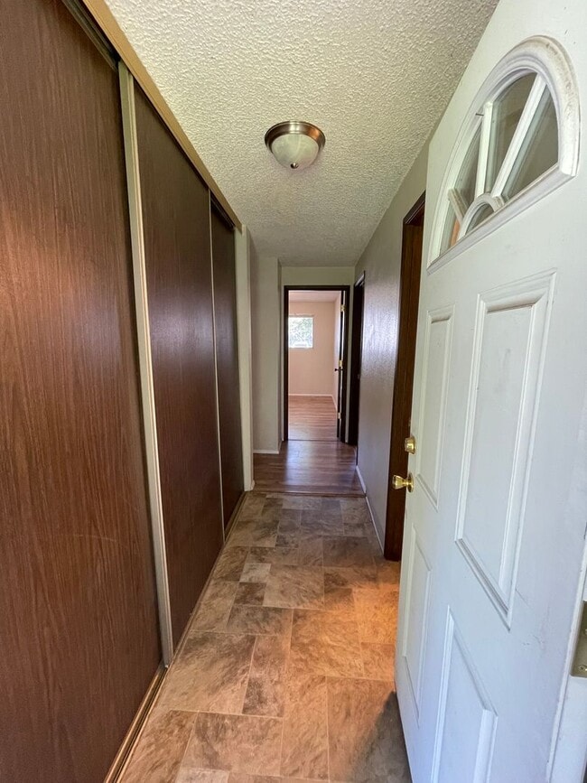 Building Photo - Hard to find 2 bdrm, 1.5 bath unit with wa...