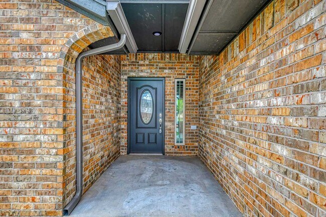 Building Photo - Newer Construction Home in Mustang!