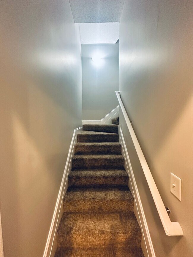 Building Photo - 406 Brookewater Ln