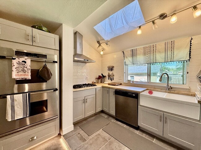 Building Photo - Distinguished 4 bed, 2 bath Bungalow in the Old North End