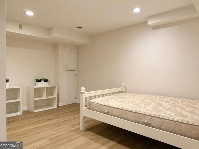 Building Photo - 37 Willow Glen NE